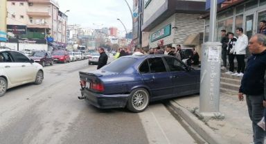 Yanlayarak yola çıkan otomobil kazaya sebep oldu