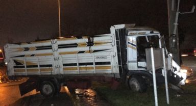 Yön tabelasının direğine çarptı: 2 yaralı