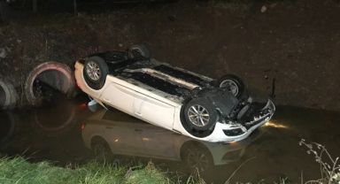 Başka araca çarpmamak için manevra yapan otomobil dereye uçtu