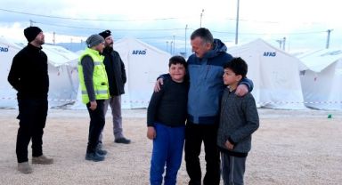 Başkan depremzede çocuklarla maç yaptı