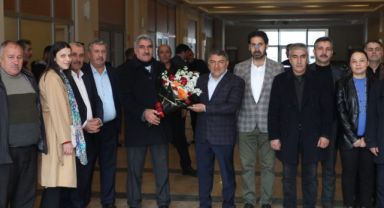 Başkan Şayir, çiçeklerle karşılandı