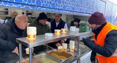 Belediye başkanları çadır kurup, aşevinde yemek dağıtıyor