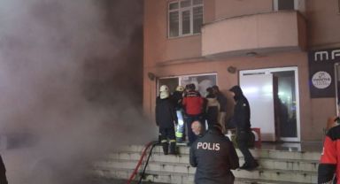 Bina deposunda çıkan yangında dumanlar mahalleyi sardı