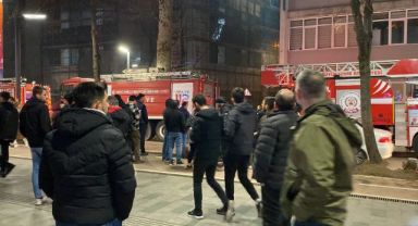Binada çıkan yangını film izler gibi izlediler