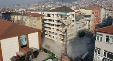 Büyükşehir, Kınay İş Merkezi’nin yıkımına başladı