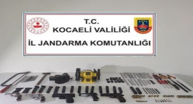 Çayırova'da evi cephaneye çevirmiş