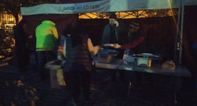 Darıca depremzedelere sıcak yemek dağıtıyor