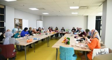 Depremzede çocuklar için örüyorlar