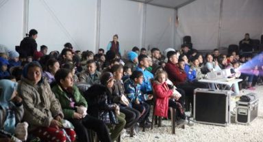 Depremzede çocuklara çizgi film gösterimi