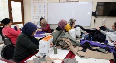 Depremzedeler için elleriyle diktiler