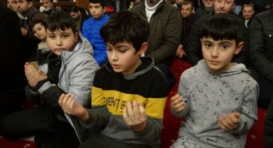 Eller depremde vefat eden vatandaşlar için semaya açıldı