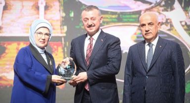 Emine Erdoğan’dan Büyükakın’a teşekkür plaketi