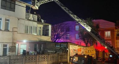 Evinde çıkan yangını söndürmek isterken yaralandı