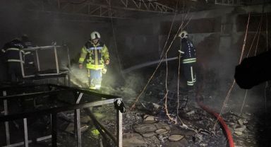 Fabrikanın sünger deposu alevlere teslim oldu