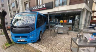 Gebze'de minibüs iş yerine daldı