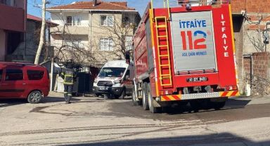 Gecekonduda çıkan yangında 2 kişi dumandan etkilendi