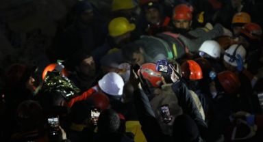 Hatay’da enkazdan 209. saatte baba ile kızı sağ kurtarıldı