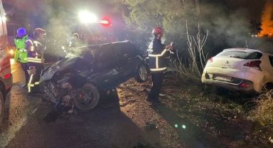 İki otomobil kafa kafaya çarpıştı: 1'i ağır 6 yaralı