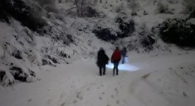 Kar bastırınca arabalarıyla mahsur kaldılar