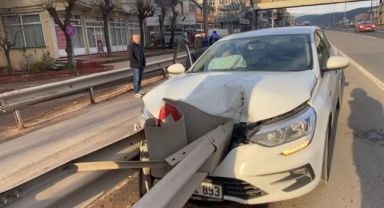 Kiralık otomobil bariyerlere çarptı: 3 yaralı