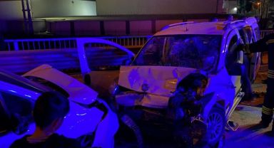 Ters yöne girip karşıdan gelen araçla çarpıştı: 5 yaralı
