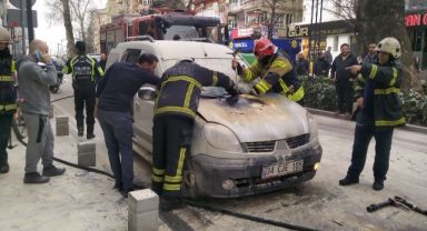Ticari araçta çıkan yangını itfaiye söndürdü