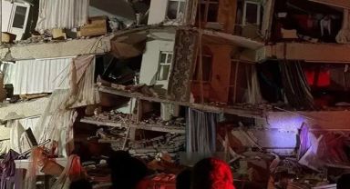 Türkiye depremle yıkıldı