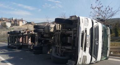 Viraja hızlı giren tır devrildi, sürücüsü yaralandı