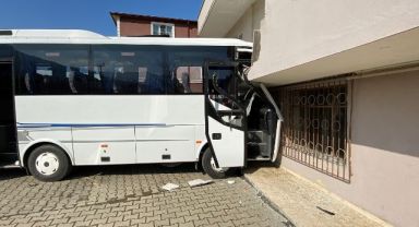 Yolcu dolu tur otobüsü ile hafif ticari araç çarpıştı: 7 yaralı