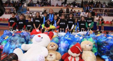 Basketbol maçında sahaya pelüş oyuncak yağdı