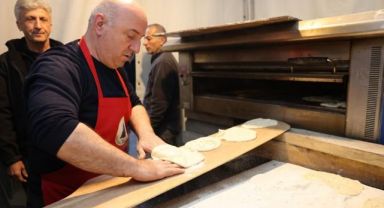 Bıyık, depremzedeler için Ramazan pidesi yaptı
