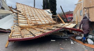 Borç alarak yaptırdığı çatısı uçtu, dakikalarca gözyaşı döktü