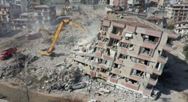 Büyükşehir, Hatay’da 51 binanın yıkımını yaptı