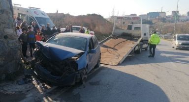Çayırova'da otomobil istinat duvarına çarptı: 4 yaralı