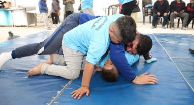 Depremzede çocuklar başpehlivanları tuş etti