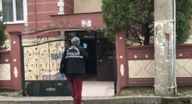 Eve gelince annesinin cansız bedeniyle karşılaştı