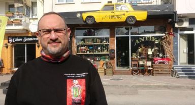 Fiyatlara kızdı, efsane otomobili tabela yaptı