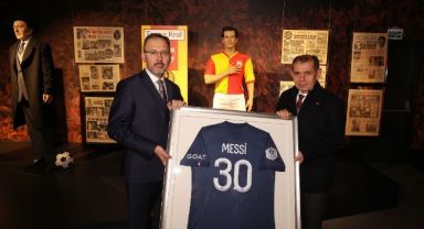 Kasapoğlu, Messi'nin imzalı formasını depremzedeler için bağışladı