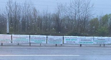 Kendini affettirmek için yolu pankartlarla donattı