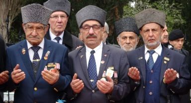 Kocaeli’de eller Çanakkale şehitleri için semaya açıldı