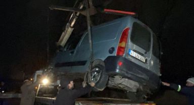 Kocaeli'de hafif ticari araç dere yatağına uçtu