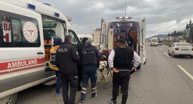 Kocaeli'de otomobil bariyerlere çarptı: 3 yaralı