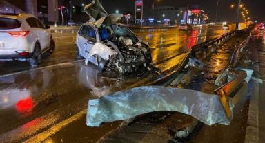 Kontrolden çıkan otomobil demir bariyerlere çarptı
