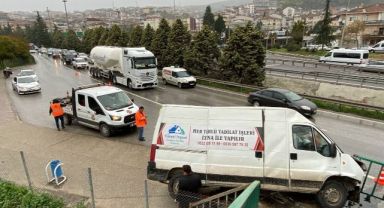 Kontrolden çıkan panelvan üst geçide çarparak durabildi