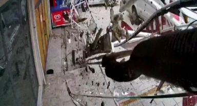 Lodosun devirdiği tabelalardan canını son anda kurtardı
