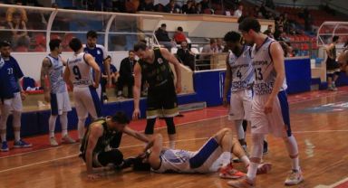 Maçta kafasını zemine çarpan sporcu hastaneye kaldırıldı