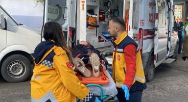 Okula giden lise öğrencisine otomobil çarptı
