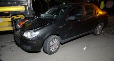Otomobil tıra arkadan çarptı: 1’i çocuk 2 yaralı