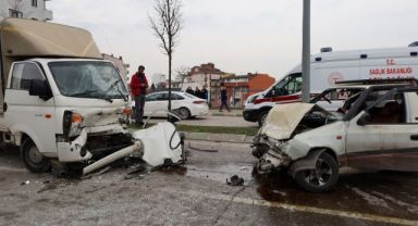 Refüjü aşıp karşı şeride geçen pikap kamyonet ile çarpıştı
