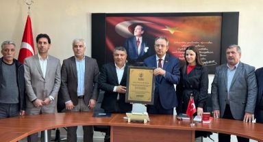 Şayir’den Kaymakam Kubilay’a fahri hemşerilik beratı
